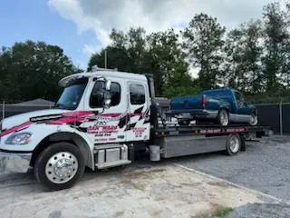 Car Wars flatbed performing accident recovery of a wrecked pickup truck in Orange, TX